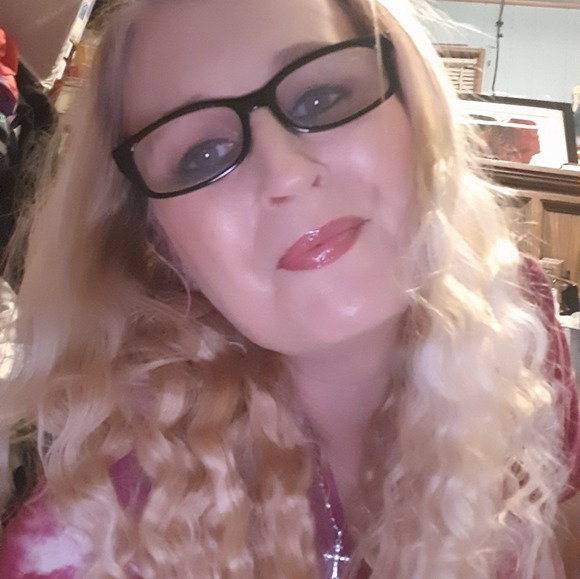 Profile Picture of Lisa Michaelis (@hemelstrand71) on Poshmark