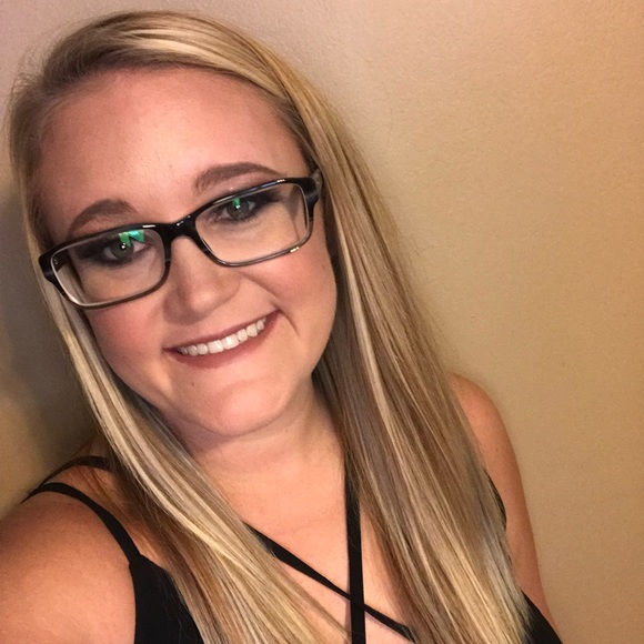 Profile Picture of Cheyenne Bittle (@cheybittle) on Poshmark