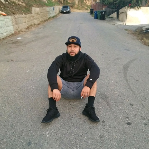 Profile Picture of Izeall Winston (@arnellw) on Poshmark