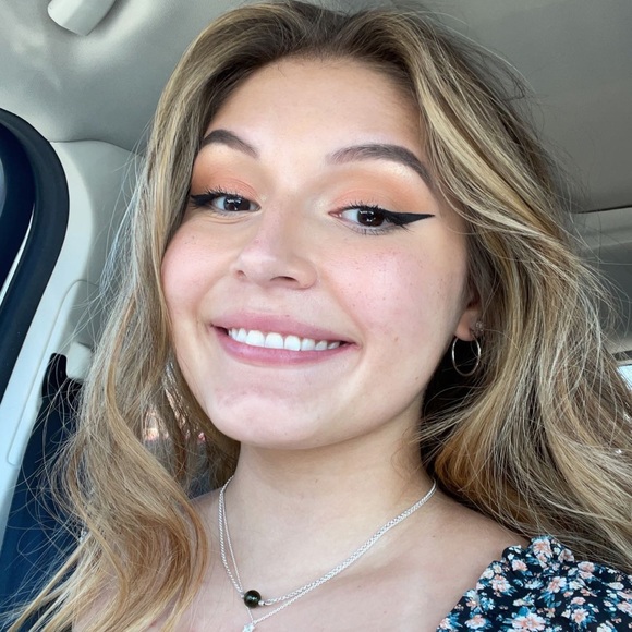 Profile Picture of Leslie Paneque (@leslie025) on Poshmark