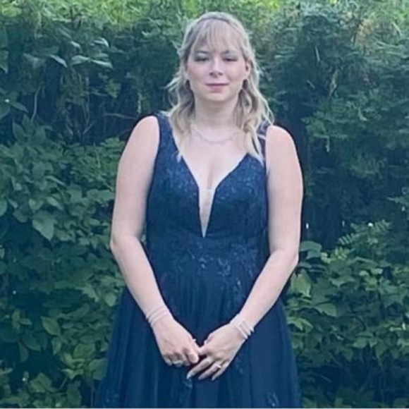 Profile Picture of Sandra Birrell (@sandraandbill) on Poshmark