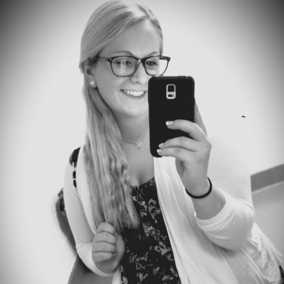 Profile Picture of Lauren Deutermann (@laurenxnicolex4) on Poshmark