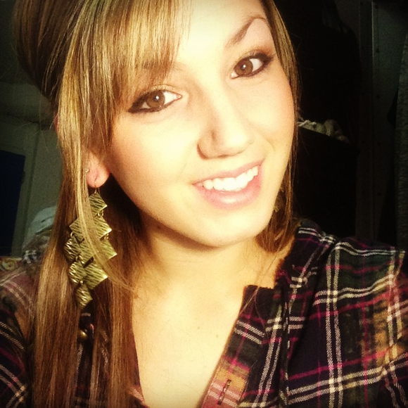 Profile Picture of Mandy Lakey (@mandylakey) on Poshmark