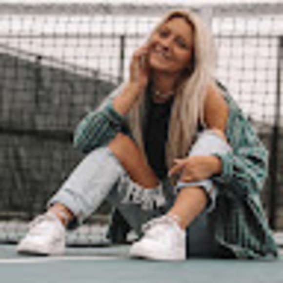 Profile Picture of Bryanna Bentley (@brybent2003) on Poshmark