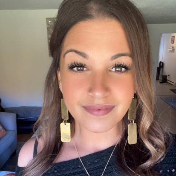 Profile Picture of Alexandra Bertsos (@alexawill1131) on Poshmark