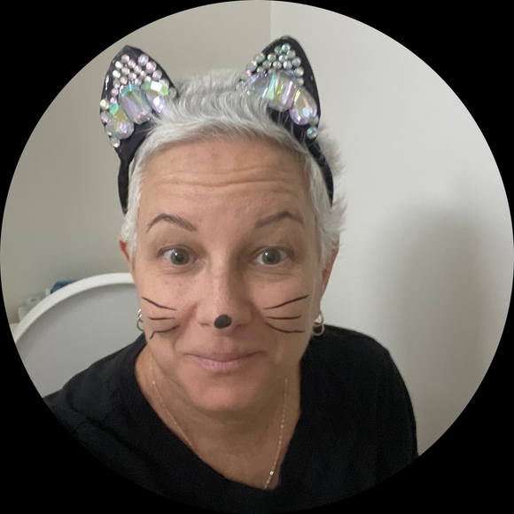 Profile Picture of Jennifer Dreesen (@jendreesen) on Poshmark