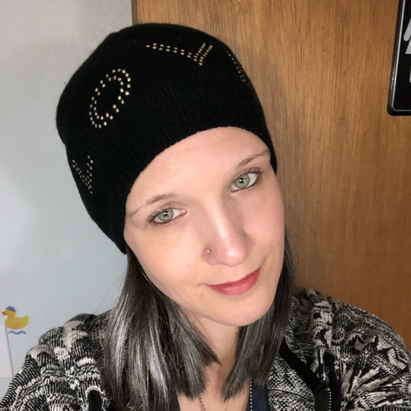 Profile Picture of Robin Hurst (@fur_mama22) on Poshmark