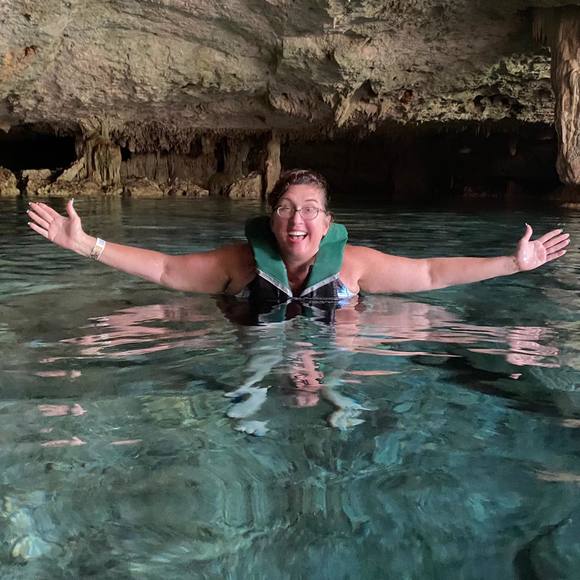 Profile Picture of Karan Simoni (@karan_simoni) on Poshmark