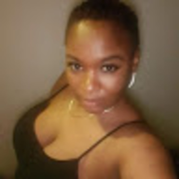 Profile Picture of Glennis Roberts (@glennisroberts) on Poshmark