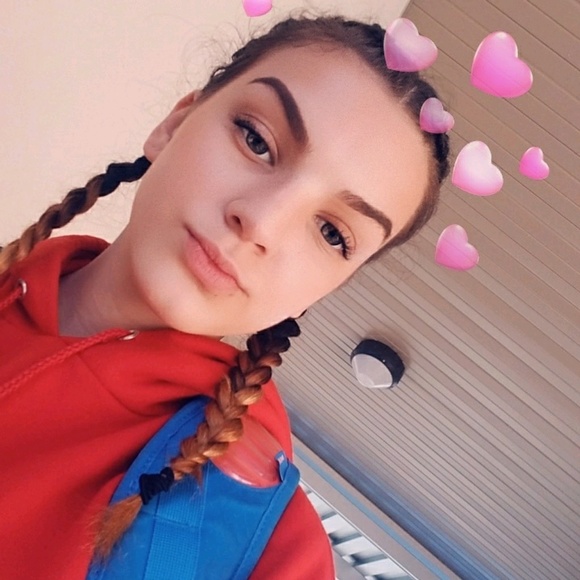 Profile Picture of Destiny Rizner (@destiny718) on Poshmark
