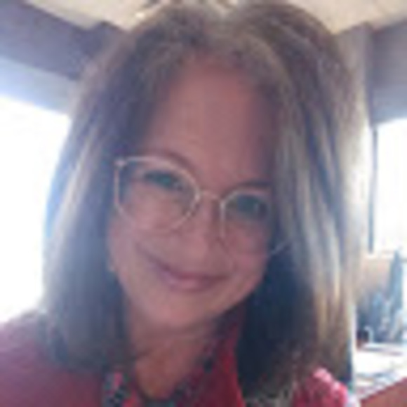 Profile Picture of Laura Weems (@laurajeanweems) on Poshmark