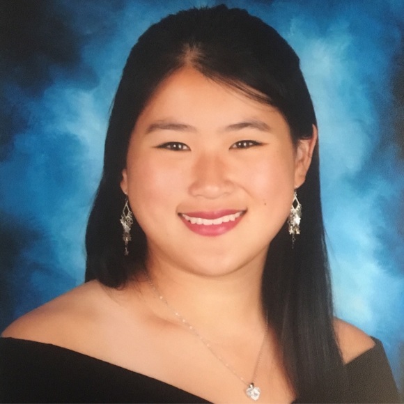 Profile Picture of Sarah Andrews (@sandrewd) on Poshmark