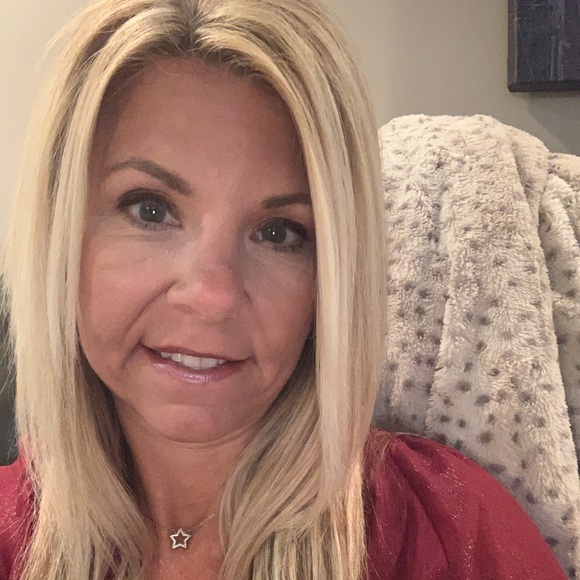 Profile Picture of Karen Nichting (@nichting10) on Poshmark