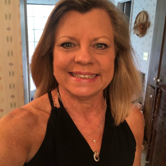 Profile Picture of Donna Wyatt (@donnalswyatt) on Poshmark