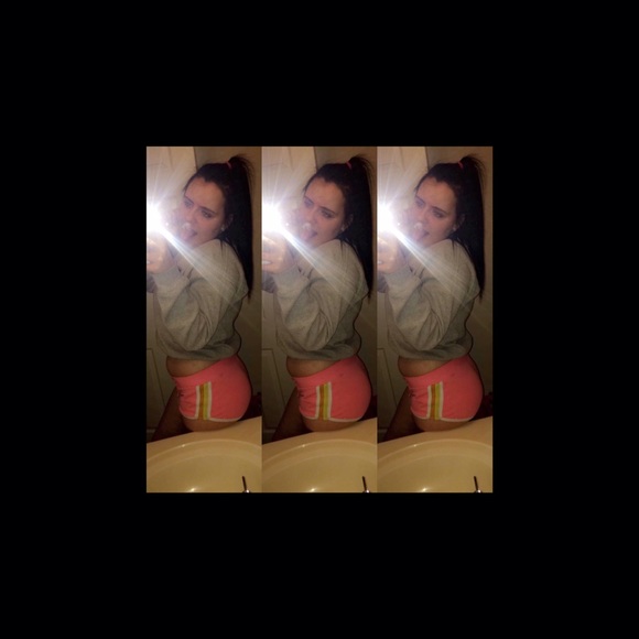 Profile Picture of Alexis Logsdon (@lullexyyy) on Poshmark