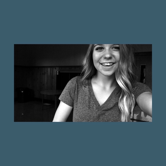 Profile Picture of Taylea Lightle (@taylealightlee) on Poshmark