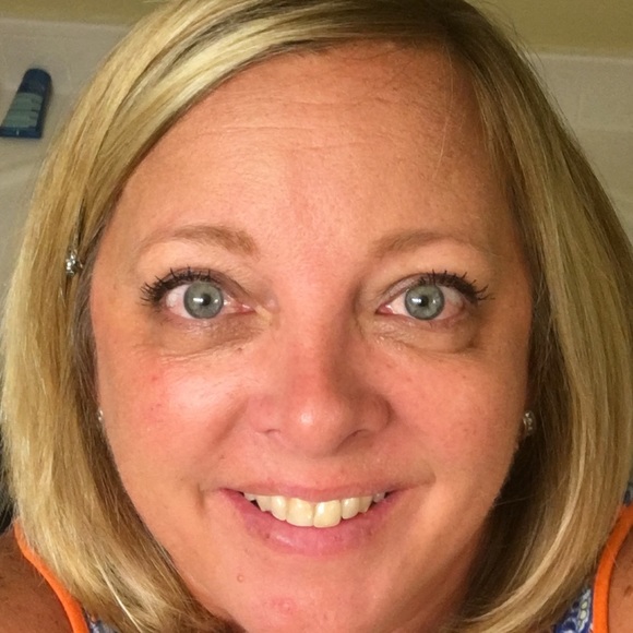 Profile Picture of Laura Petrino (@ltrino68) on Poshmark