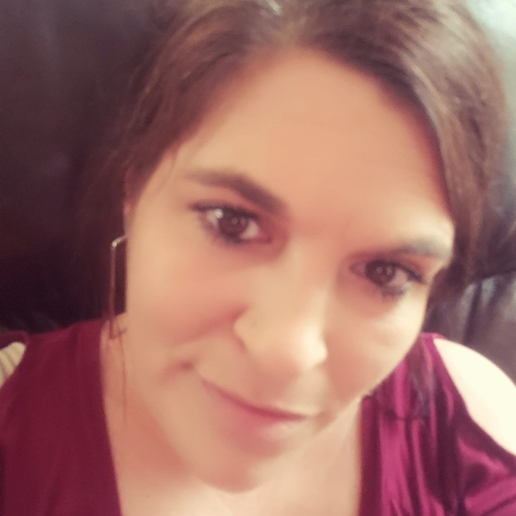 Profile Picture of Jennifer Wands (@jenniferwands22) on Poshmark