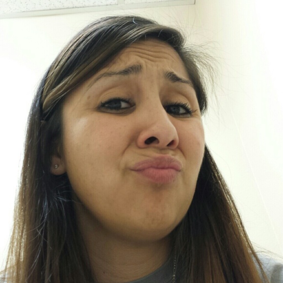 Profile Picture of Jeneva Marmolejo (@jmar952) on Poshmark