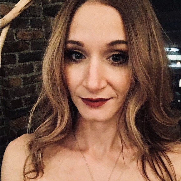 Profile Picture of Jo Ragner (@falloverm3) on Poshmark