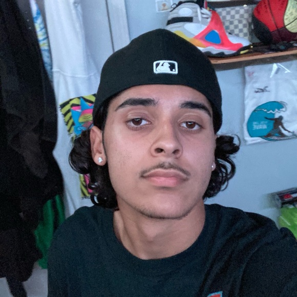 Profile Picture of Zavian Reyes (@zavianreyes2004) on Poshmark