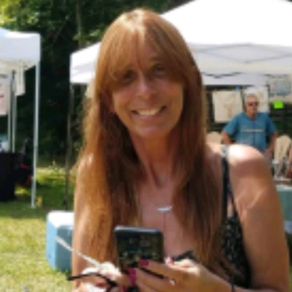 Profile Picture of Traci Schwachenwald (@tracischwac) on Poshmark