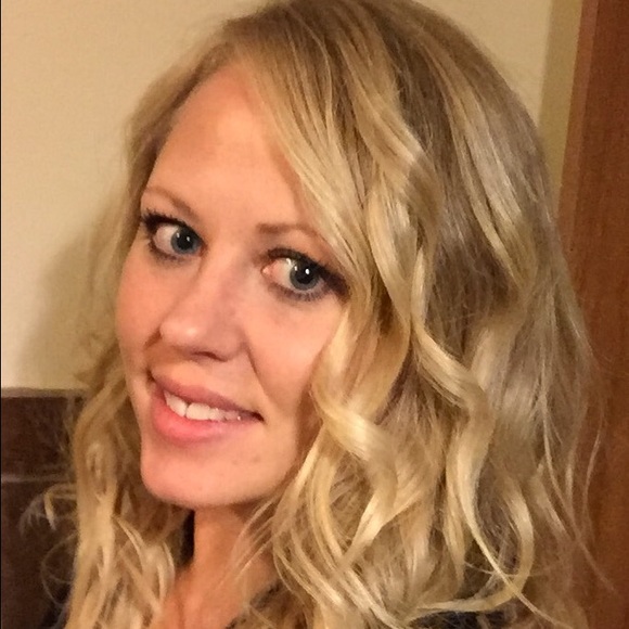 Profile Picture of Christi Ringdahl (@christiringdahl) on Poshmark