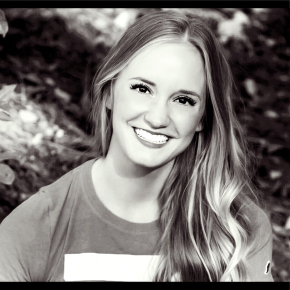 Profile Picture of Hope Walgamuth (@hwalgamuth) on Poshmark