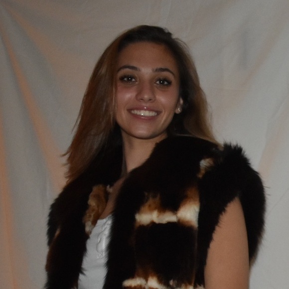 Profile Picture of Daniela Utzmeier martinez (@danielautzmeier) on Poshmark