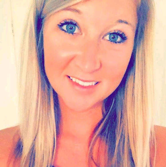 Profile Picture of Brittney Muto (@britt1418) on Poshmark