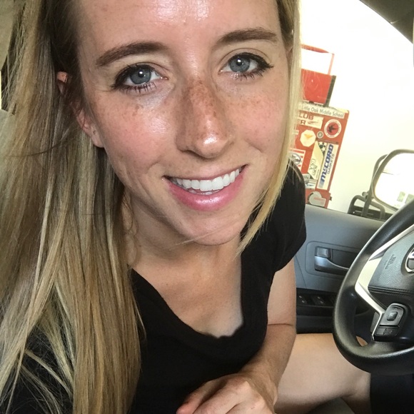 Profile Picture of Kelly Saucier (@freckles839) on Poshmark