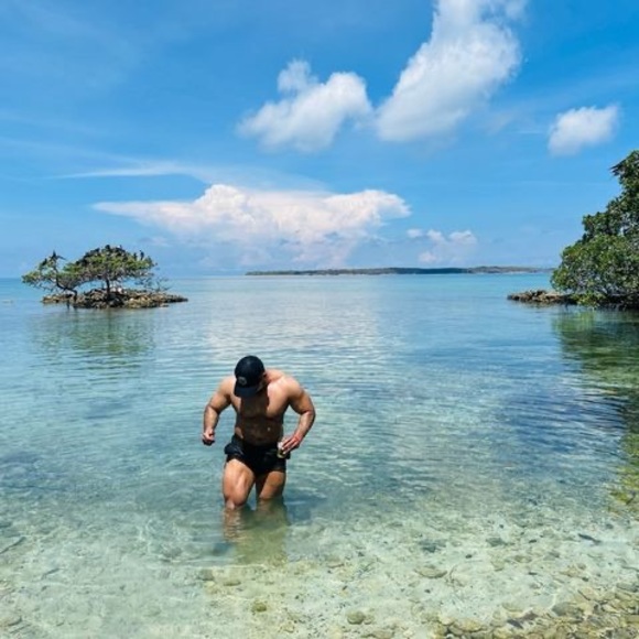 Aníbal Rosas - Poshmark Profile Picture of Aníbal Rosas (@shiriz_2792) on Poshmark