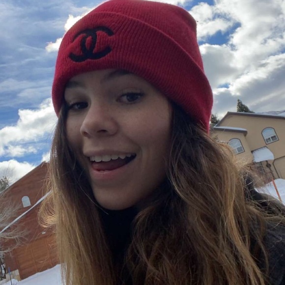 Profile Picture of Amy Berry (@chickiboom123) on Poshmark