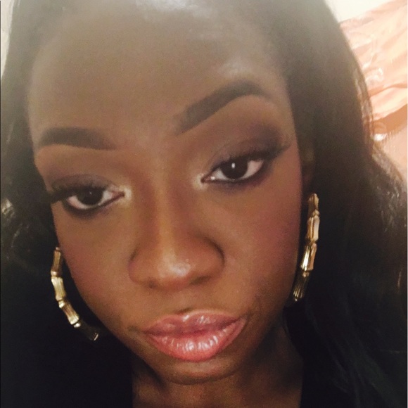 Profile Picture of Tyshena Mouzone (@tyshenam234) on Poshmark