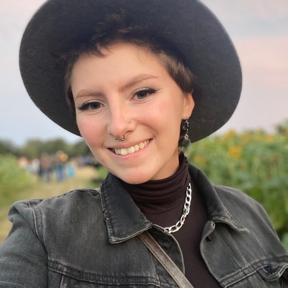 Lauryn Brearey - Poshmark Profile Picture of Lauryn Brearey (@lbrearey) on Poshmark