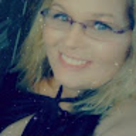 Profile Picture of Felicia Mawery (@feliciamawery) on Poshmark