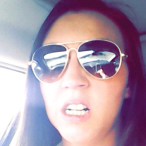 Profile Picture of Samantha Mumau (@samanthac963) on Poshmark