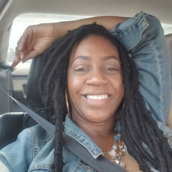 Profile Picture of Candice Roberts (@robcookiern09) on Poshmark