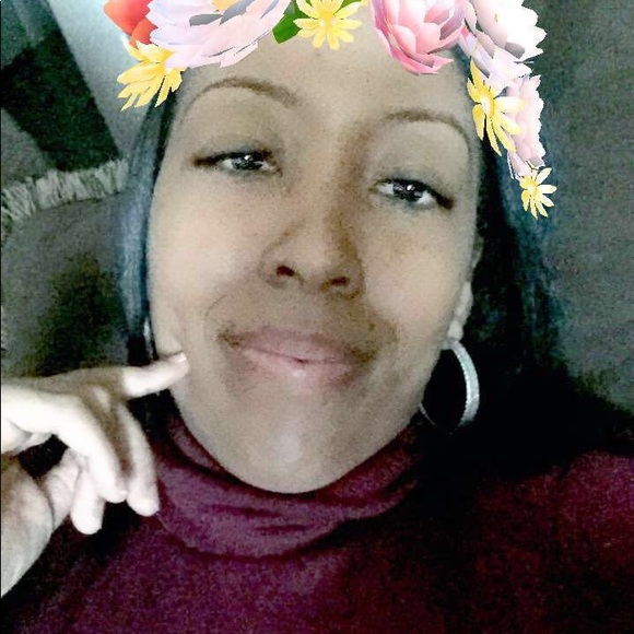 Profile Picture of Crystal George (@28crystalg) on Poshmark