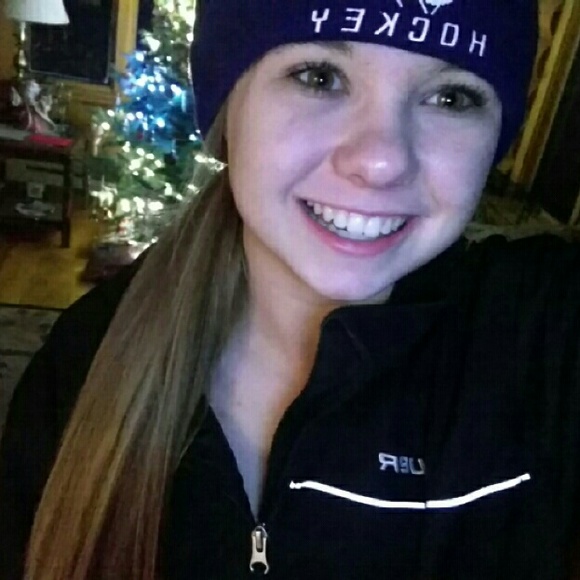 Profile Picture of Jenna Zdebski (@jennamarie2216) on Poshmark