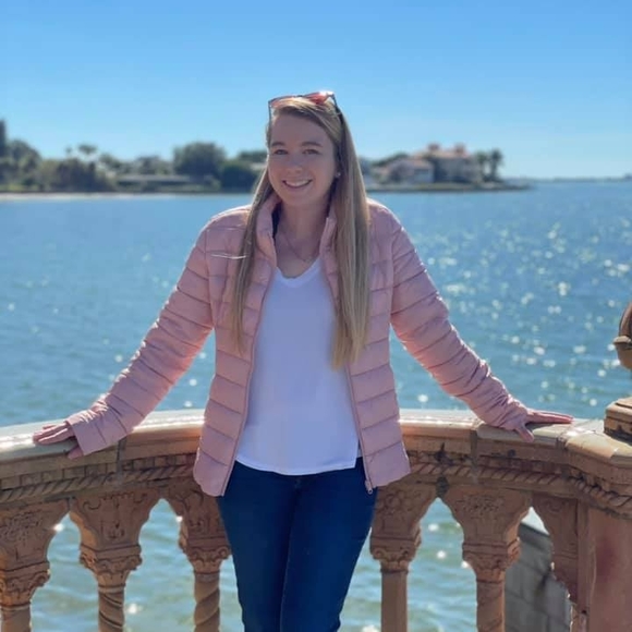 Profile Picture of Hannah Eaves (@hannah_eaves) on Poshmark