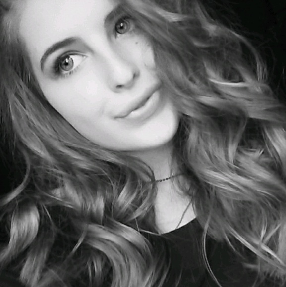 Profile Picture of Vivian Vencill (@vivian2029) on Poshmark