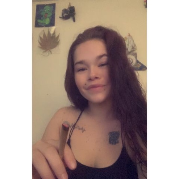 Profile Picture of Autumn Lapointe (@autumnlapoin923) on Poshmark