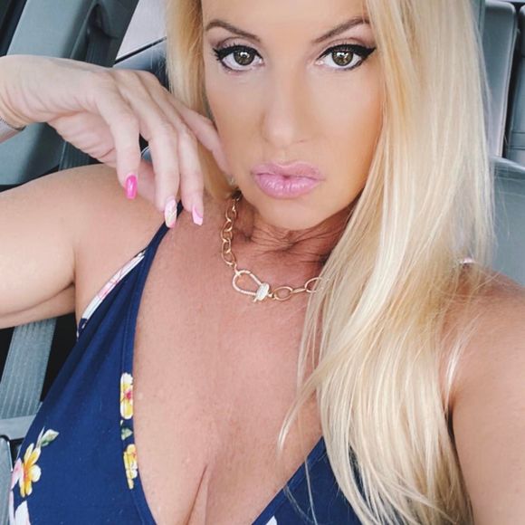 Profile Picture of Kitty Rosu (@kittyrosu) on Poshmark