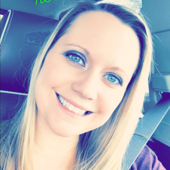 Profile Picture of Andrea Booth (@abooth88) on Poshmark