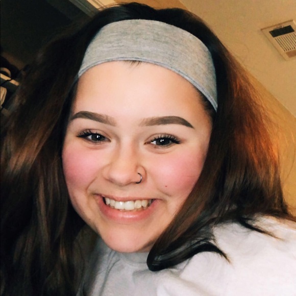 Profile Picture of Mia Clay (@mia_clay7) on Poshmark