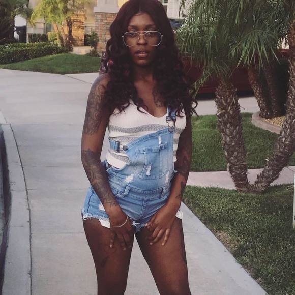 Profile Picture of Lareese Johnson (@mrzlilbit) on Poshmark