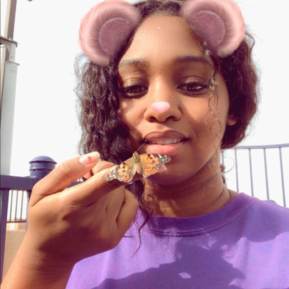 Profile Picture of Devynne Glover (@dvynnjaaanay) on Poshmark