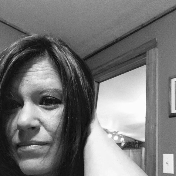 Profile Picture of Laurie Moore (@kandl101610) on Poshmark