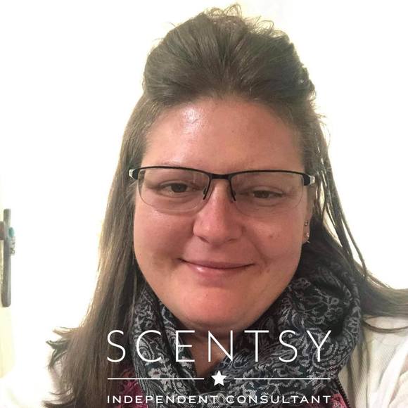 Profile Picture of Amy Bittinger (@amybittinger) on Poshmark